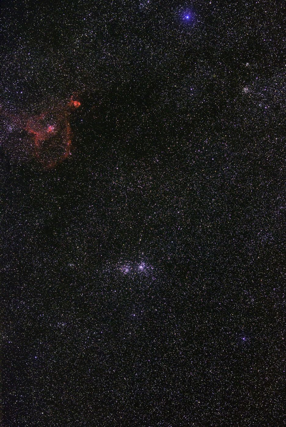 Hranica súhvezdí Perzeus a Kasiopeia, - dvojitá otvorená hviezdokopa χ a h Perzea a hmlovina IC1805 (Srdce). Autor: M. Urbanik, Krajská hvezdáreň v Žiline